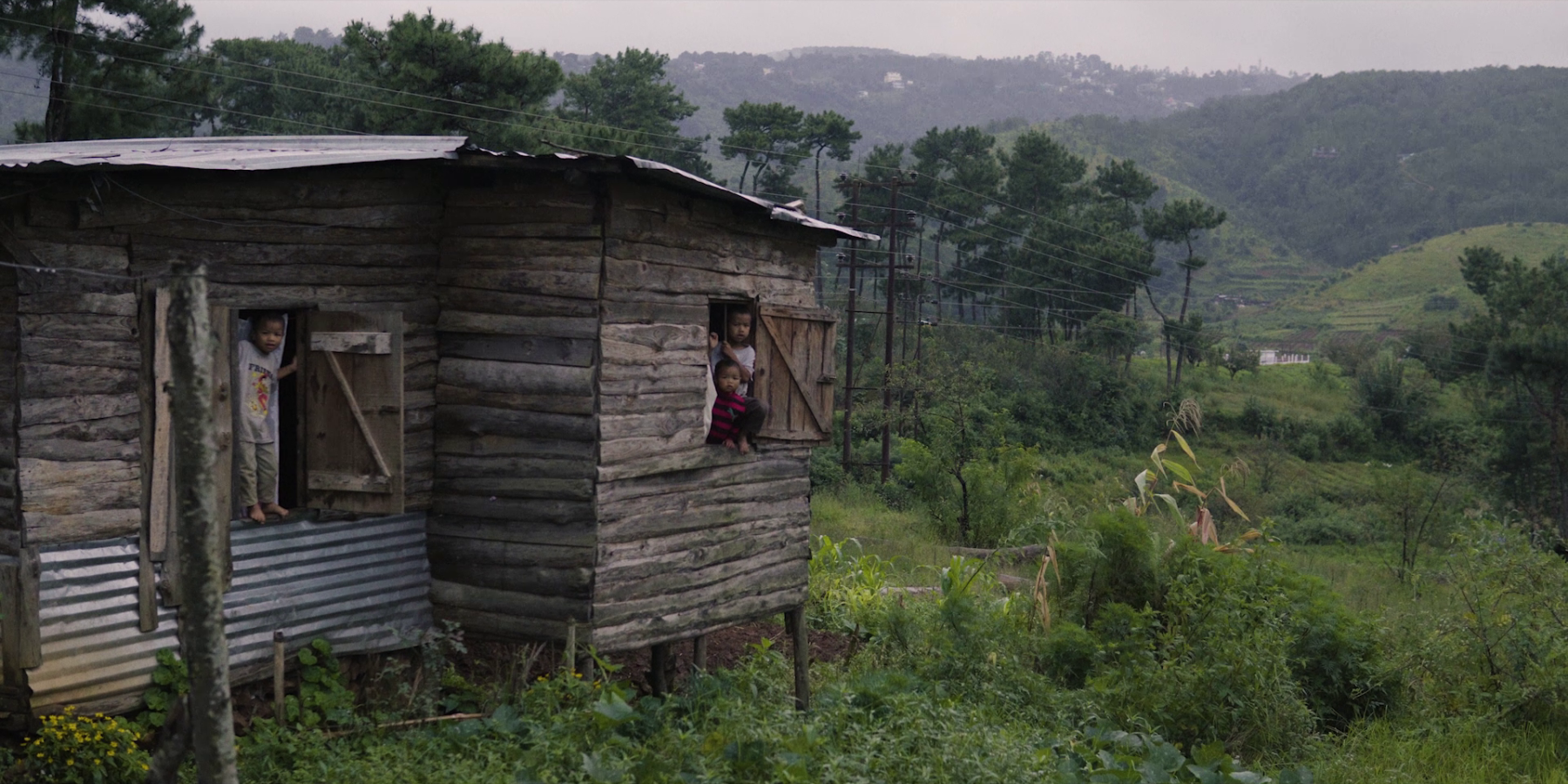 Kinder in einem Holzhaus in Indien. Imagefilm Bild für eine NGO / NRO