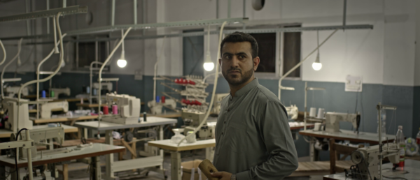 Mann schaut grimmig in pakistanischer Fabrik, Standbild aus Imagefilm für NRO / NGO